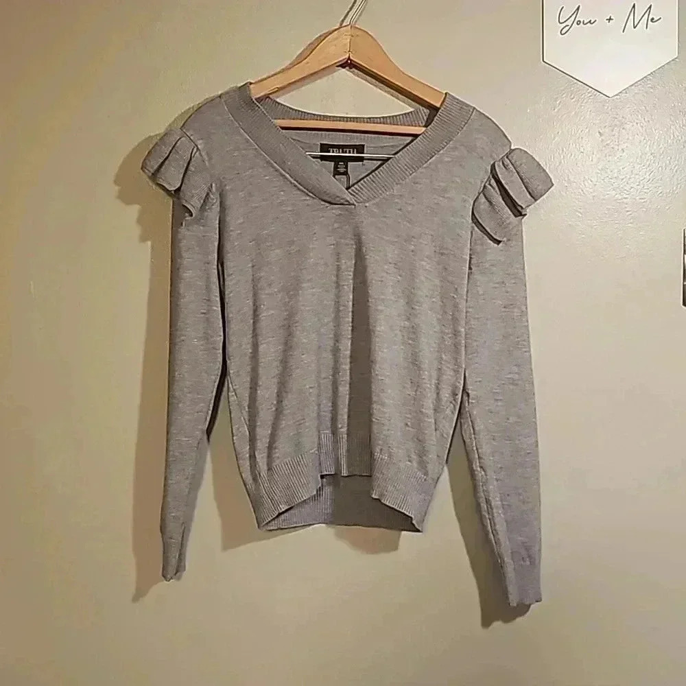 NWT Truth by Republic Gray Ruffled Shoulder Long Sleeve V-Neck Sweater - Medium